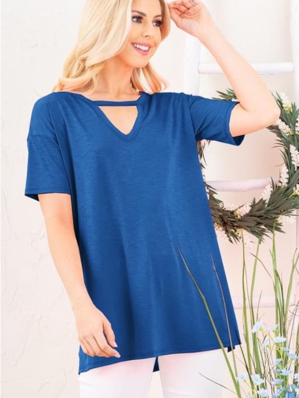 XL Women’s Blue Cutout V-Neck Tunic Top